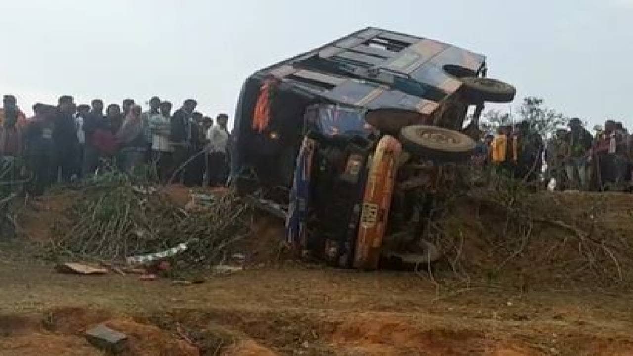 सवारी गाड़ी पलटने से एक दर्जन से ज्यादा लोग घायल, स्थानीय लोगों ने सदर अस्पताल में कराया भर्ती