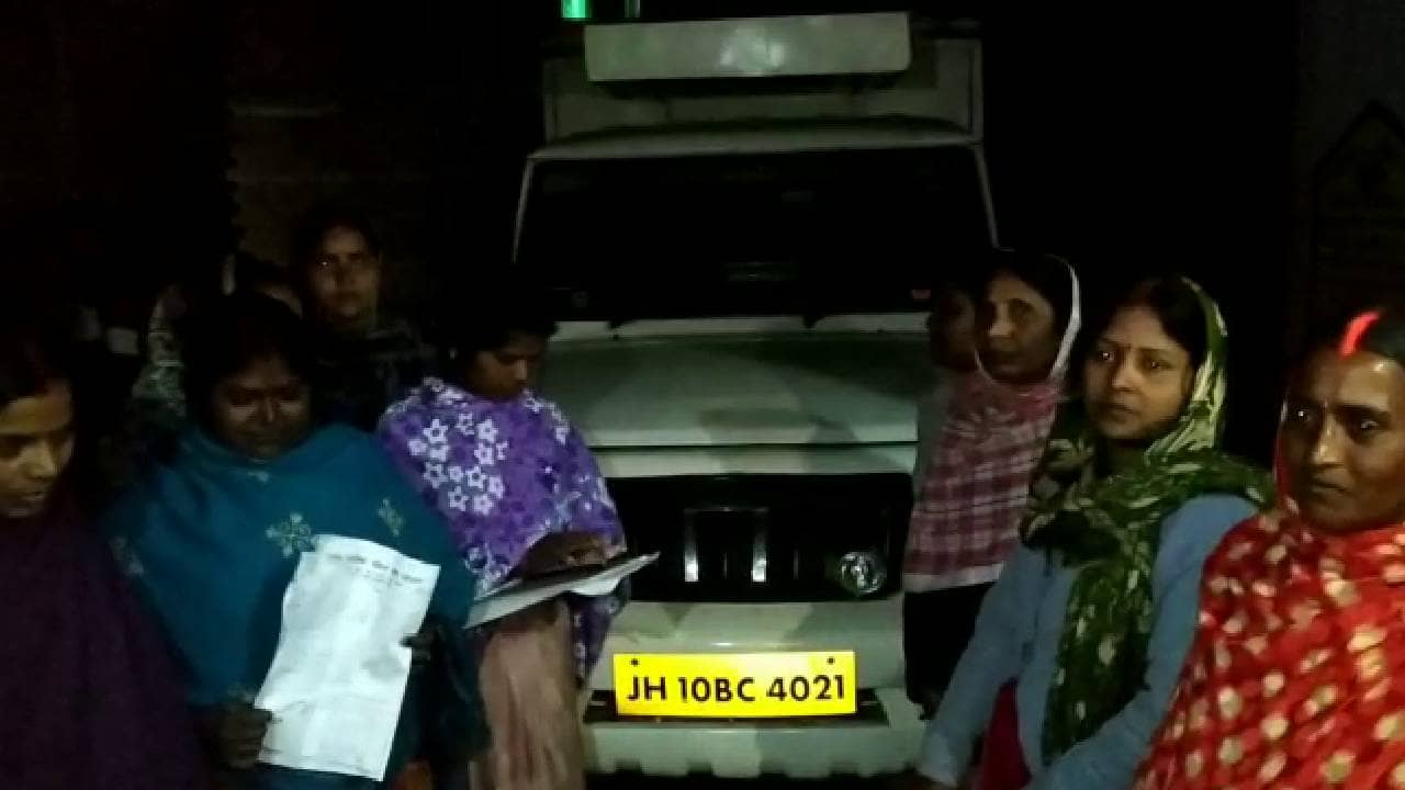 सरकारी राशन की कालाबाजारी करते रंगेहाथ डीलर को महिलाओँ ने दबोचा, पुलिस को सौंपा