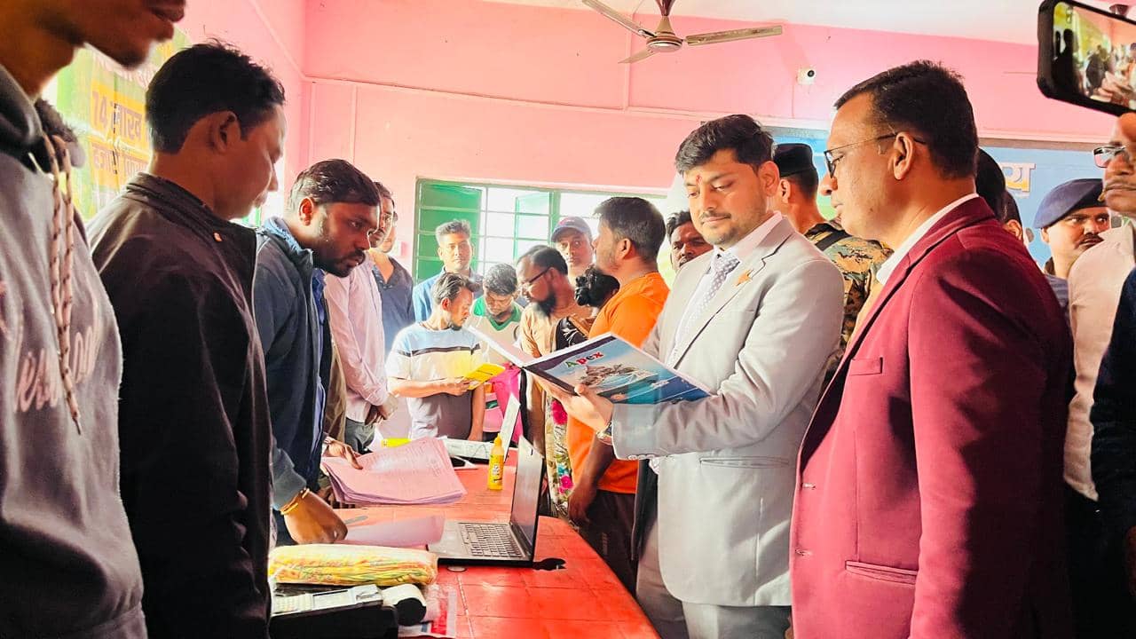 धनबाद: "आपकी सरकार - आपके द्वार”-डीसी बिना पूर्व सूचना के पहुंचे बाघमारा, फिर क्या हुआ, पढ़िए