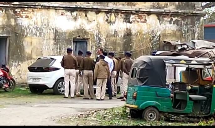 थाना परिसर में खड़ी दो वाहन में लगी आग,  जांच करने पहुंचे एसपी