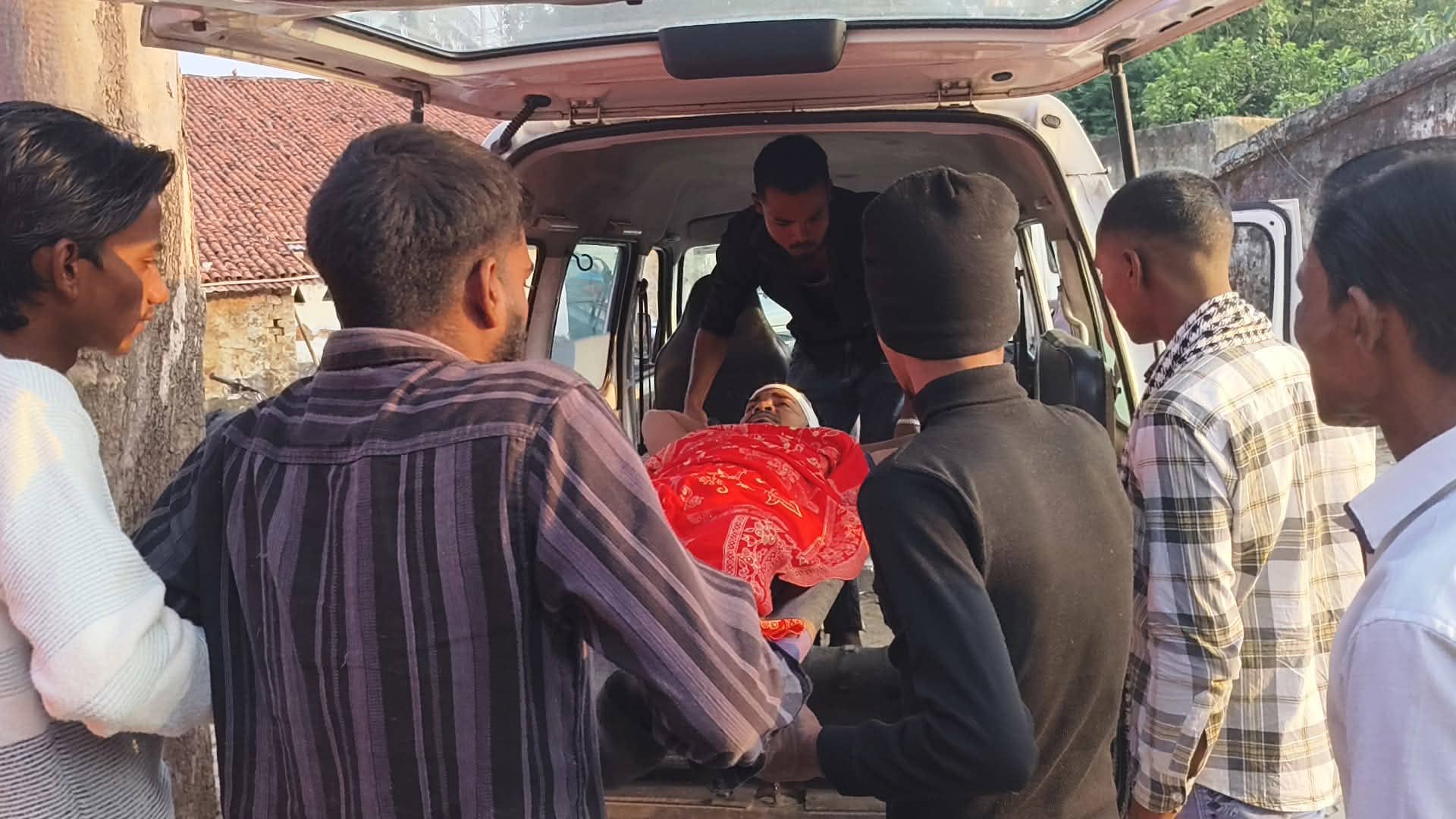 सरायकेला में दर्दनाक हादसा, अज्ञात वाहन और बाइक की टक्कर में दो की हालत गंभीर