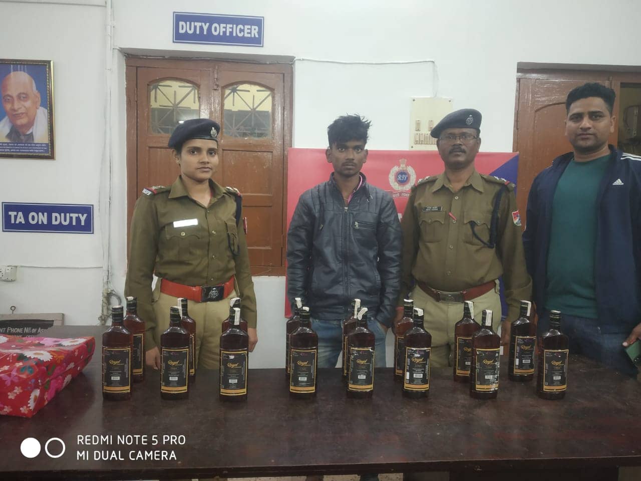 दरभंगा एक्सप्रेस से विदेशी शराब के 28  बोतल के साथ एक युवक गिरफ्तार