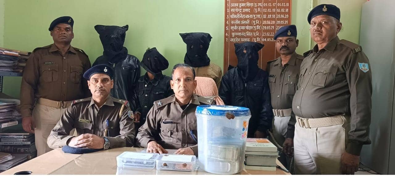 देवघर: साइबर अपराधियों के पास से बड़ी राशि बरामद, 4 गिरफ्तार, एटीएम और मोबाइल भी बरामद
