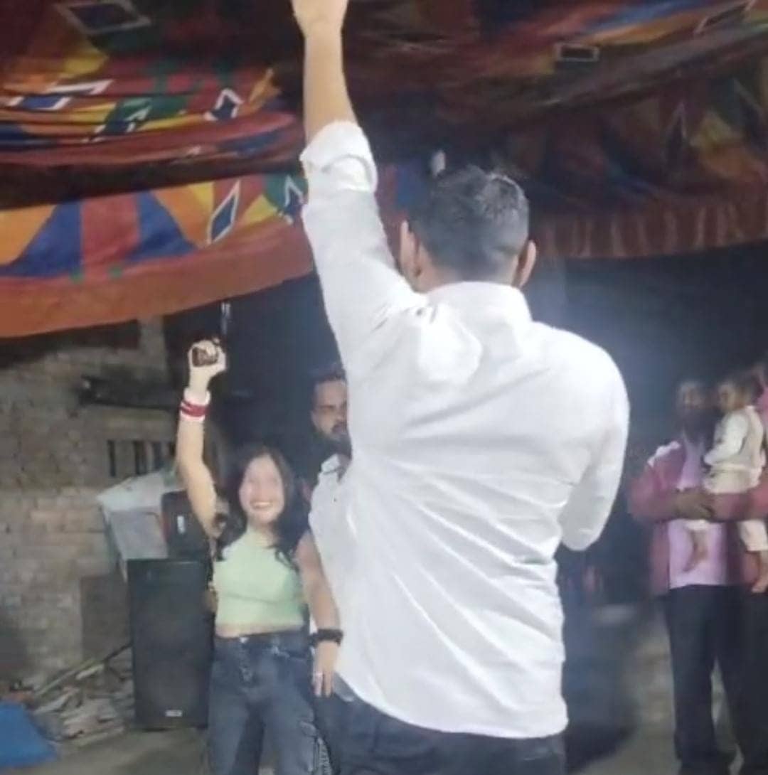 छठियार में हर्ष फायरिंग, मारपीट और पत्थरबाजी का वीडियो वायरल, सरकारी पिस्टल नर्तकी को थमाने से मचा बवाल