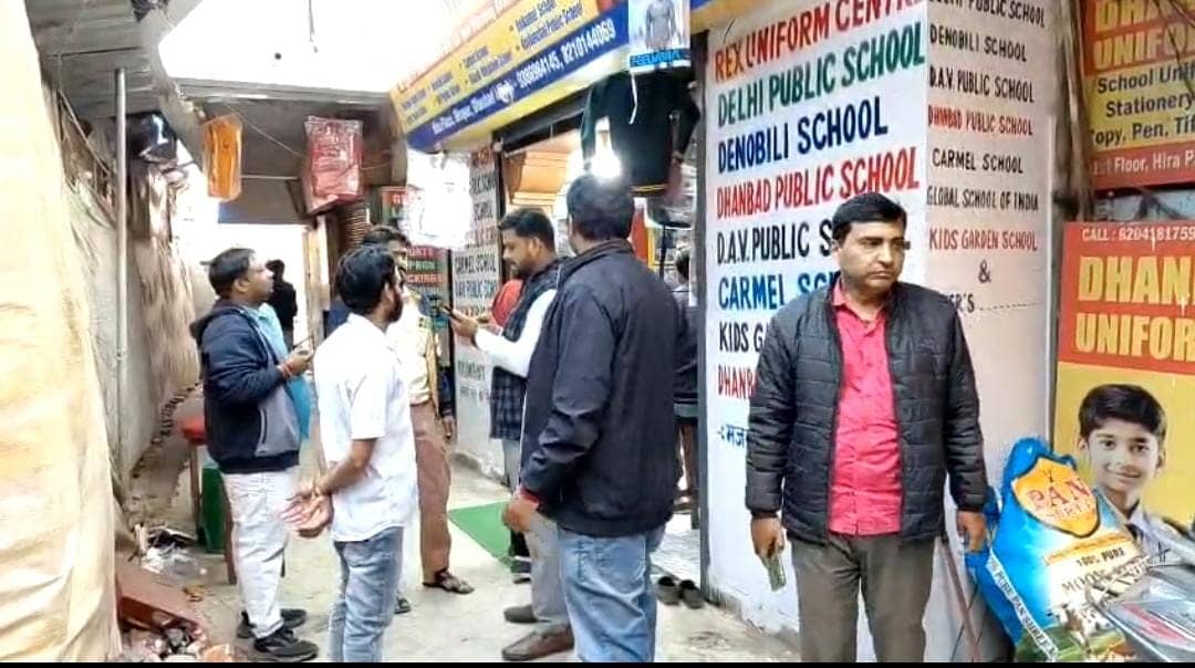 धनबाद में प्रतिबंधित प्लास्टिक पर नगर निगम की बड़ी कार्रवाई, कई दुकानों से भारी मात्रा में कैरी बैग जब्त