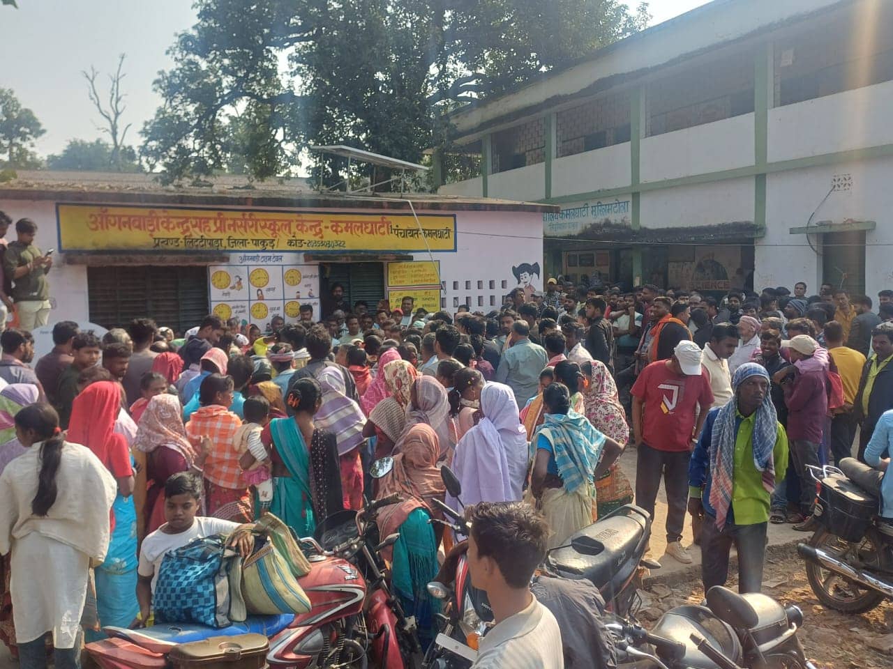 पाकुड़ के कई पत्थर क्रशर खनन बंद होने से हजारों ग्रामीण भुखमरी के कगार पर, जमकर किया प्रदर्शन