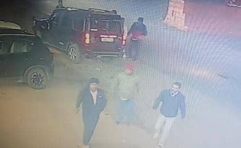 पहले की गाली-गलौज फिर पिस्तौल निकाल कर की फायरिंग, VIRAL VIDEO देख सहमे लोग