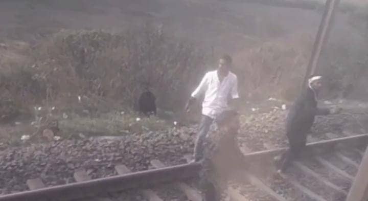 बक्सर में संघमित्रा एक्सप्रेस में शराब तस्करों का उत्पात, चेन पुलिंग कर दिया वारदात को अंजाम, देखिये VIDEO