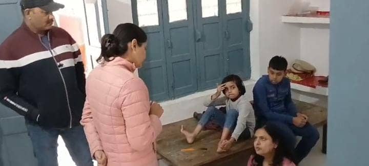 दो बच्चों की मां ने सहायक जेल अधीक्षक पर लगाया मारपीट व यौन शोषण का आरोप,घंटो किया हाई वोल्टेज ड्रामा