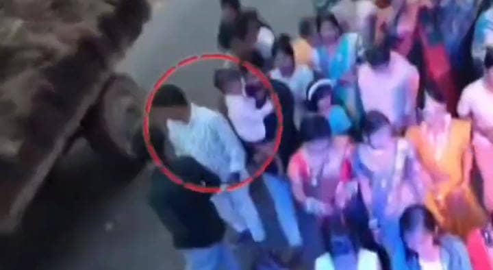 हे भगवान! डीजे पर नाच रही महिलाओं के बीच घुसी तेज रफ्तार बाइक, फिर जो हुआ देखिए वीडियो
