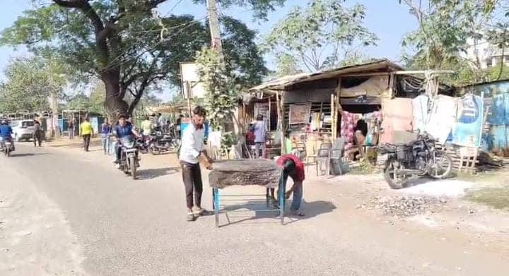 धनबाद में दुकान खाली करवाने के दरमियान सीओ ने दुकानदारों पर चलाएं हाथ, लोगों में आक्रोश