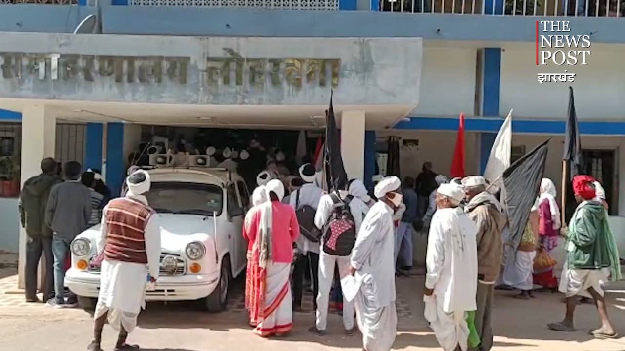 हाथ में लाल और काला झंडा लिए जिला मुख्यालय पहुंचे टाना भगत समुदाय के लोग