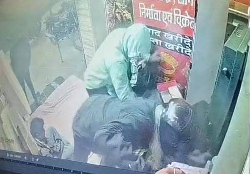 हथियारबंद अपराधियों ने ज्वेलरी दुकान में की भीषण लूट, CCTV में कैद हुई वारदात