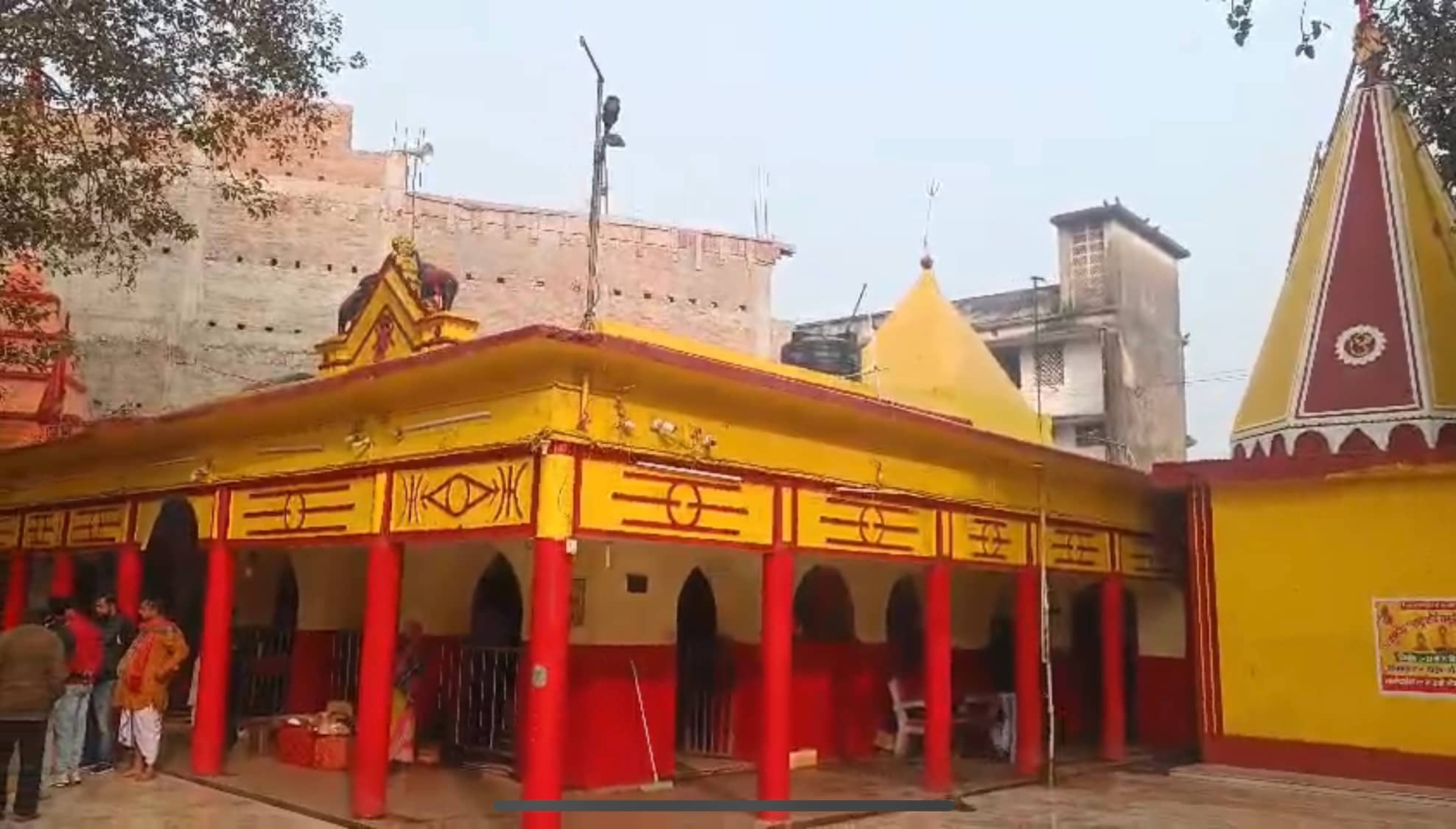 दुमका में चोरों का आतंक, भगवान भी सुरक्षित नहीं, धर्मस्थान मंदिर को बनाया निशाना