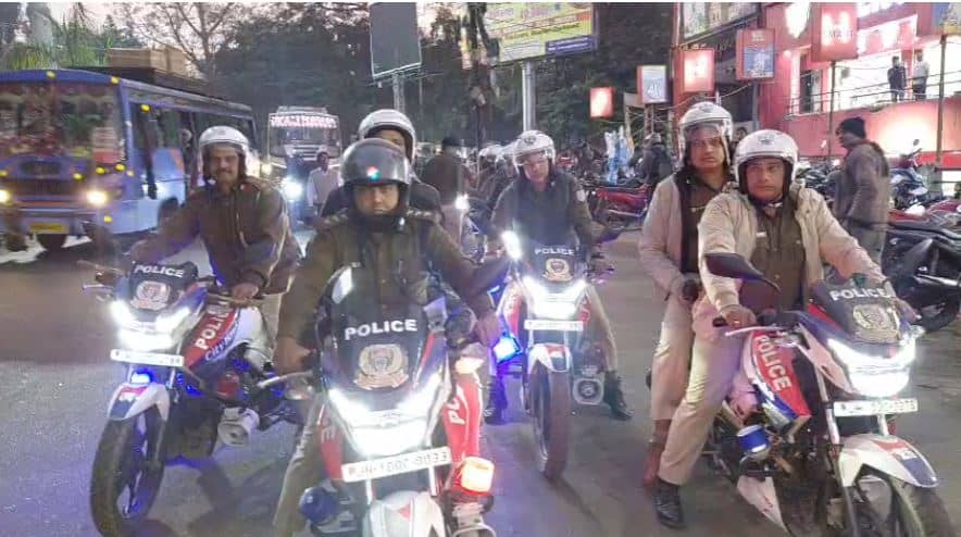धनबाद में एक्शन में पुलिस, फ्लैग मार्च निकाल अपराधियों को दी चेतवानी  
