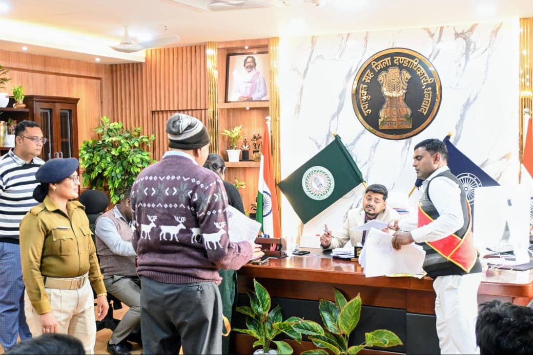 डीसी का जनता दरबार ! हुजूर-भाइयों ने मुआवजा की राशि हड़प ली है, मेरी मदद कीजिये !