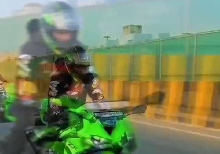 कायम है तेजू भैया का जलवा ! जब सड़क पर कावासाकी ‘निंजा’ बाइक लेकर निकले तेजप्रताप तो मच गया धूम,देखिए-VIDEO