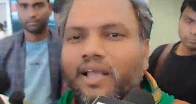 क्या मैं दिल्ली पैदल चला जाऊं....हवाई जहाज में बैठने के सवाल पर भड़के चप्पल वाले विधायक, देखे VIDEO 