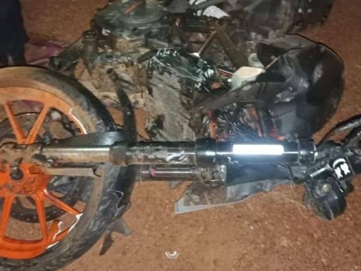 जपला-छतरपुर सड़क पर स्कूल बस और बाइक की टक्कर में युवक की मौत, आक्रोशितों ने किया सड़क जाम