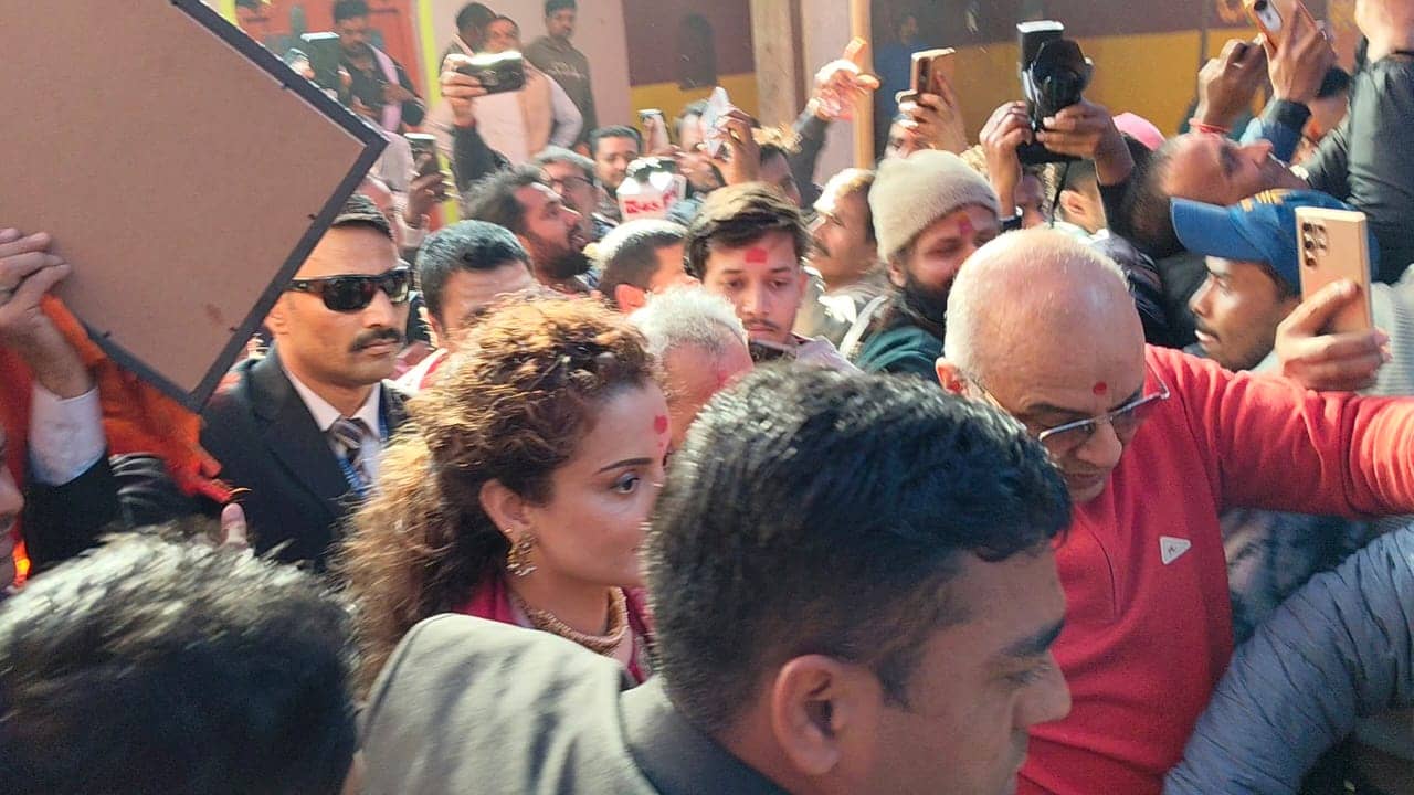 अभिनेत्री सह सांसद कंगना रनौत पहुंची देवघर, बाबा मंदिर में की पूजा-अर्चना, देखें वीडियो