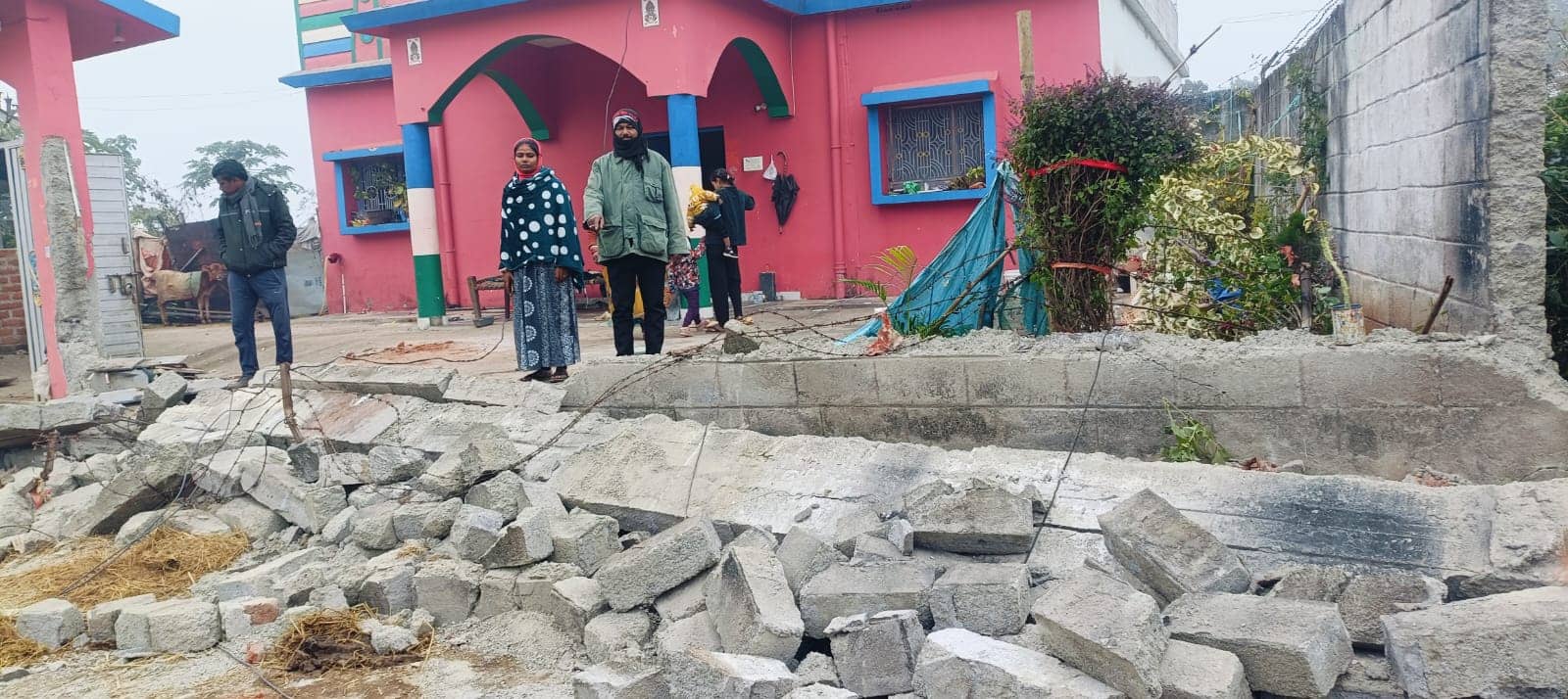 OMG! पत्नी के बार-बार मायके जाने से नाराज पति जेसीबी लेकर पहुंचा ससुराल,फिर जो हुआ देखते रह गए लोग 