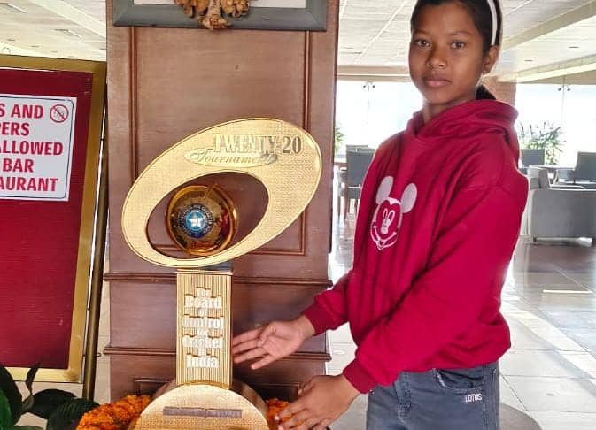 बधाई हो ! पाकुड़ की बेटी सृष्टि हांसदा ने बढ़ाया जिले का मान, झारखंड अंडर-15 क्रिकेट टीम में बनाई जगह