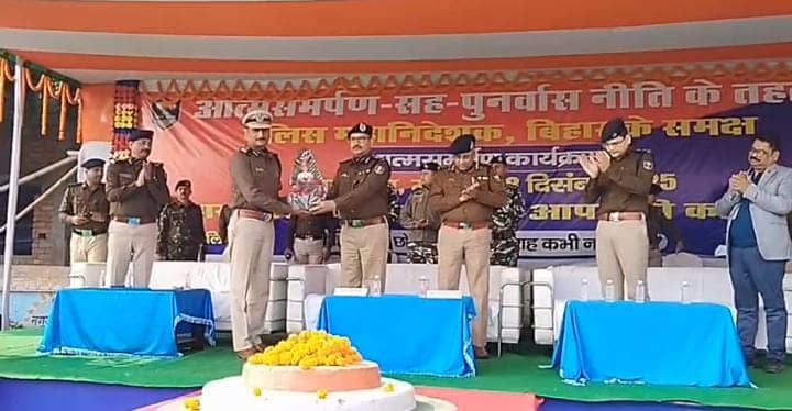 मुंगेर में नक्सलवाद के खिलाफ बड़ी सफलता, तीन इनामी नक्सलियों ने किया हथियार के साथ आत्मसमर्पण