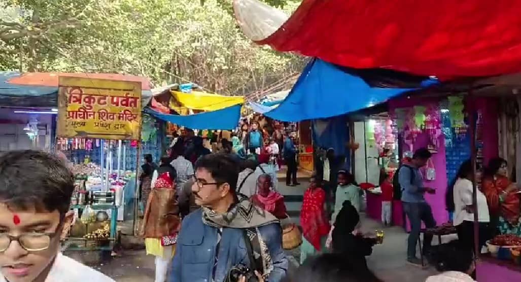 नए साल पर देवघर में सैलानियों का हो रहा है जुटान, त्रिकुट रोपवे बंद होने से चेहरे पर मायूसी