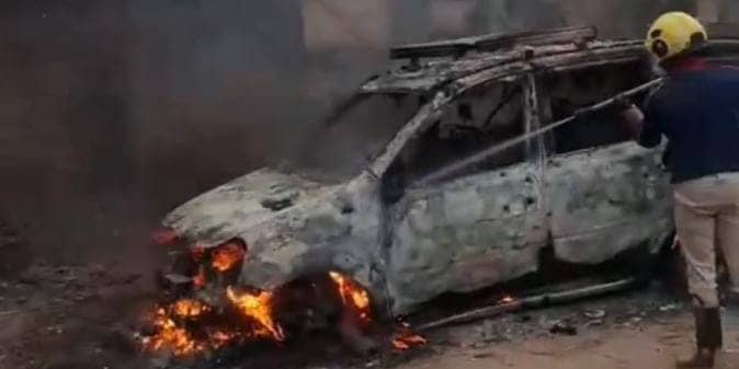 OMG! बीच सड़क पर खड़ी कार में अचानक लग गई आग फिर हुआ कुछ ऐसा कि नजारा देख सहम गए लोग आप भी देखिए-VIDEO