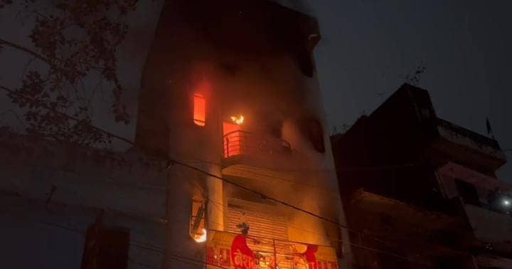 बड़ी खबर:बेतिया में भयंकर हादसा, तीन मंजिल इमारत में आग लगने से एक महिला की मौत