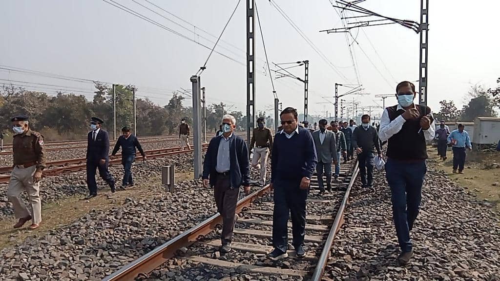 न्यूज़ अपडेट : पूर्वी रेलवे  के सुरक्षा आयुक्त एमएम चौधरी ने दानिया-डुमरी - बिहार रेलखंड का  किया निरीक्षण