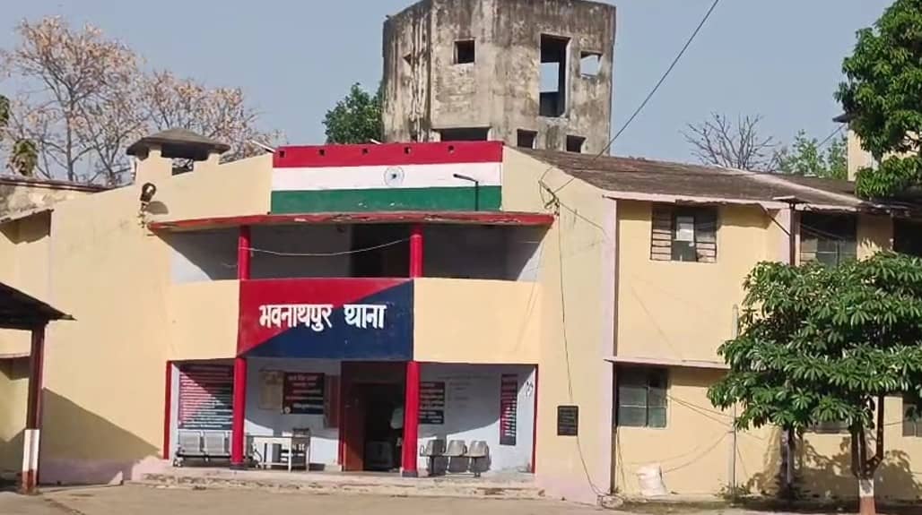 रहस्यमयी हत्या से दहला गढ़वा ! यात्री शेड में मिला युवक का शव, पैकेट में चावल देख ओझागुनी की आशंका