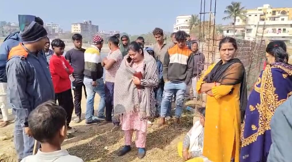 BREAKING: धनबाद में रेलवे कर्मचारी का शव तालाब से बरामद, इलाके में सनसनी