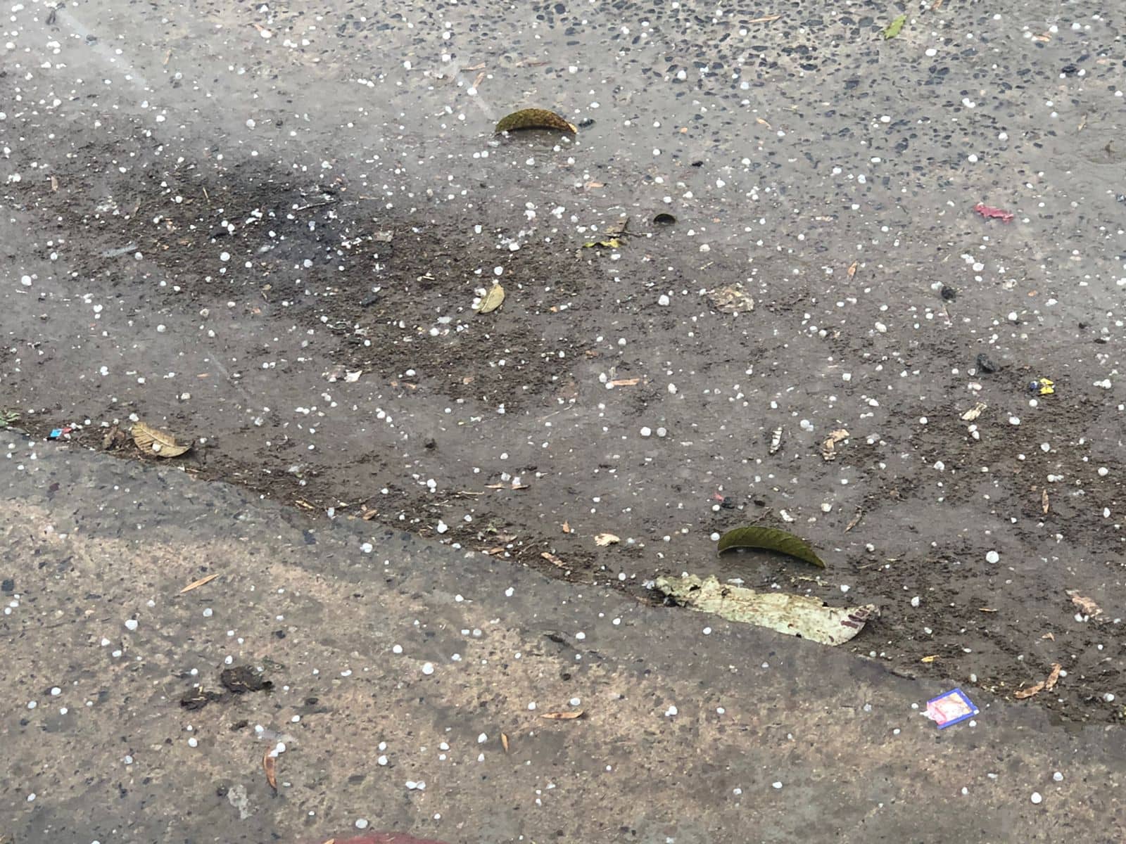 रांची में तेज गर्जन के साथ हुई ओलावृष्टि, मौसम हुआ खुशनुमा