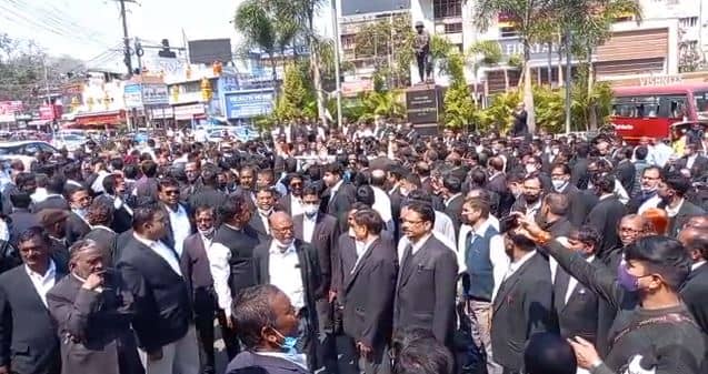 जिला बार एसोसिएशन ने निकाला विरोध मार्च, कोतवाली थाने का भी किया घेराव