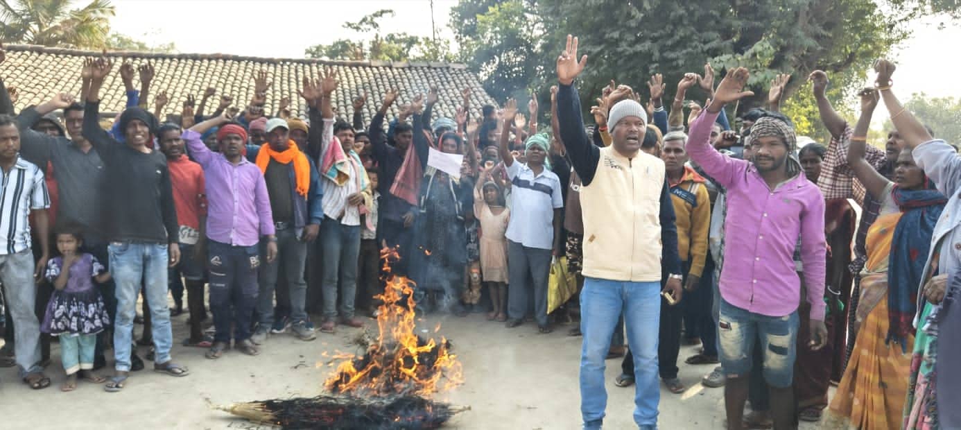 चाईबासा:दतैल हाथी के उत्पात से लोग परेशान, नीमडीह गांव में वन विभाग का पुतला दहन