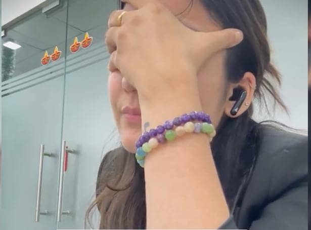 ये सही है गुरु! ऑफिस में बॉस की नजरों से बचकर ऐसे किया जाता है आराम, लड़की ने बताया अजीबो गरीब हैक, देखिए-VIRAL VIDEO