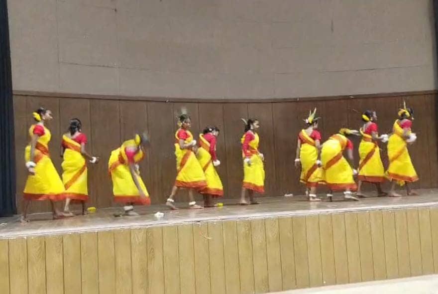 धनबाद में गणतंत्र दिवस की तैयारी तेज,टाउन हॉल में स्कूली छात्रों की सांस्कृतिक कार्यक्रमों की स्क्रीनिंग