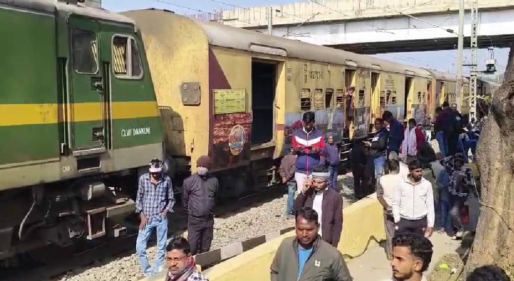 BREAKING: देवघर में रेलवे फाटक पर ट्रक से टकराई ट्रेन, दो मोटरसाइकिल भी चपेट में, आवागमन हुआ बाधित