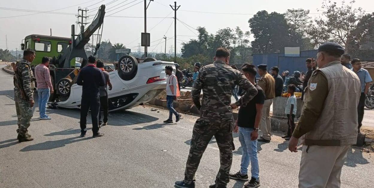 BREAKING:सरायकेला के टाटा - कांड्रा मार्ग पर पलटी कार, महिला समेत तीन घायल