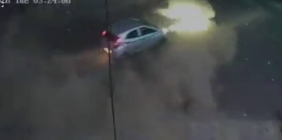 धनबाद में नहीं थम रही स्टंटबाजी! कार चालक ने बैंक के सामने किया खतरनाक ड्रिफ्ट, CCTV फुटेज वायरल