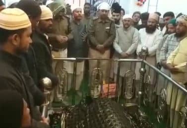 बाबा दुक्खन शाह के मजार पर पुलिस अधिकारियों ने की चादरपोशी, जिले में अमन चैन की मांगी दुआ