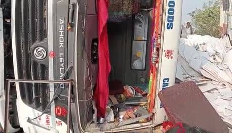 जीटी रोड पर मार्बल लदा ट्रक थाना के समीप पलटा, चालक गंभीर