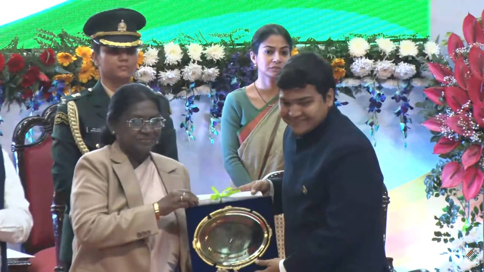 16वें राष्ट्रीय मतदाता दिवस पर राष्ट्रपति द्रौपदी मुर्मू ने पाकुड़ जिले को किया, सम्मानित लोगो में खुशी    