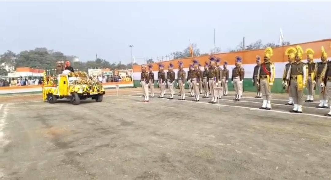 धनबाद में धूमधाम से मना गणतंत्र दिवस, डीसी आदित्य रंजन ने किया ध्वजारोहण, विकास योजनाओं की दी जानकारी