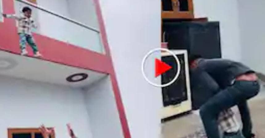 वीडियो बनाने के चक्कर में जान का दुश्मन बना पिता, बालकनी की छत से 2 साल की बच्ची को लगवाई छलांग, देखिए-VIDEO