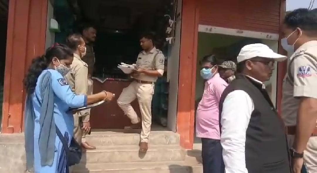 धोखाधड़ी  मामले में बंगाल पुलिस पहुंची देवघर, आरोपी के घर की छापेमारी