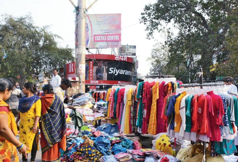दिल्ली के सरोजिनी मार्केट को टक्कर देता है जमशेदपुर में लगने वाला ये हाट, सस्ते रेट पर मिल जाते हैं अच्छे और स्टाइलिश कपड़े