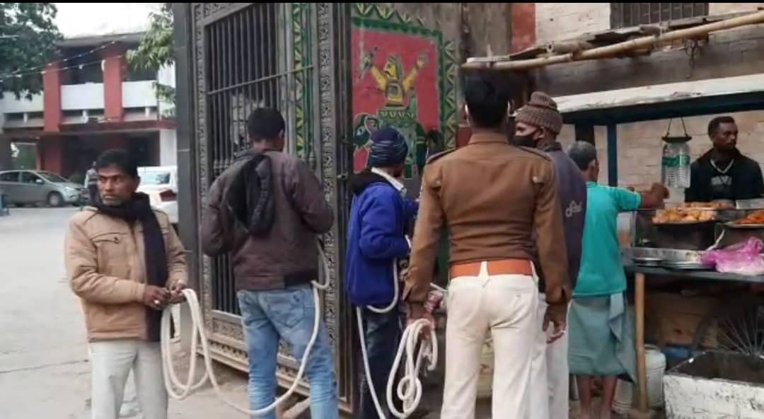 कैदियों को कभी मछली चावल तो कभी दही-चूड़ा खिलाकर कराई जाती है पेशी