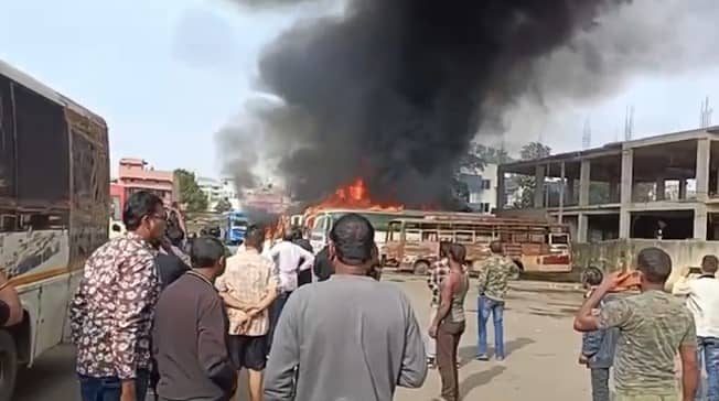 BIG BREAKING: रांची में पांच बस में लगी आग, देखिए कैसे धू -धूकर जली बस